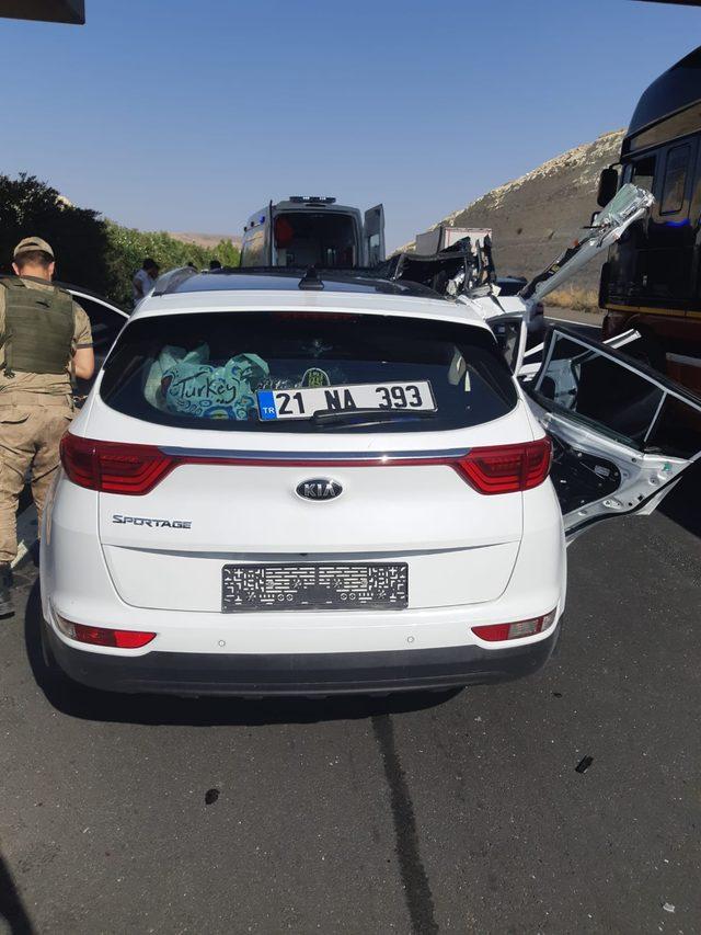Birecik'te otomobil TIR'a arkadan çarptı: 1 ölü, 3 yaralı