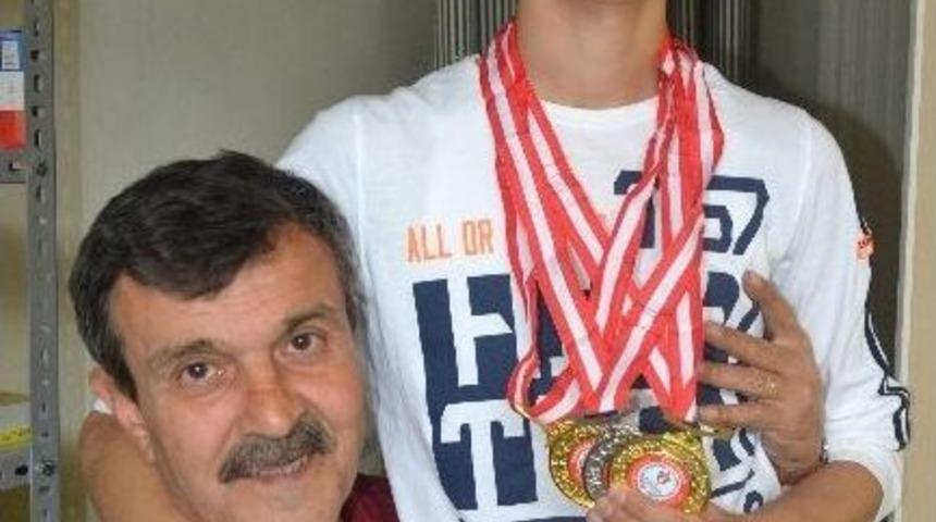 8. Sınıf &Ouml;ğrencisi Egehan Karabulut Atletizm Yarışmalarında Madalyaları Topladı