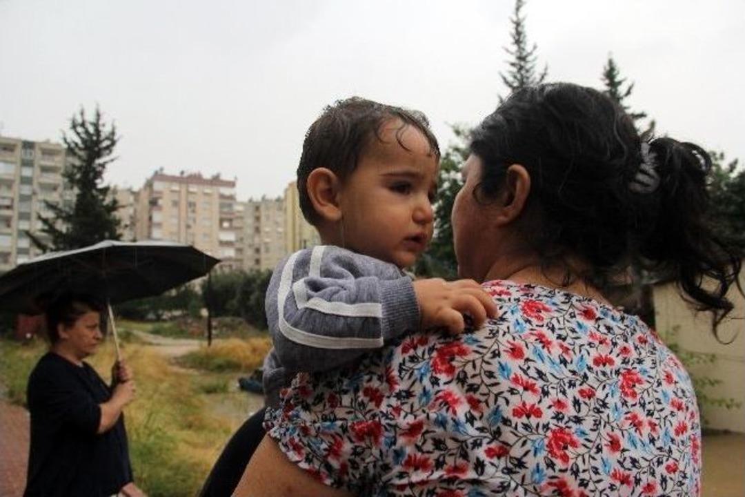 (&ouml;zel Haber) Evlerini Su Basan Anne Ve &Ccedil;ocukları Botla Kurtarıldı