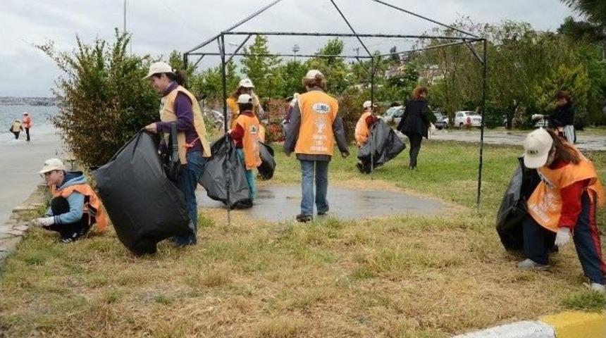 G&uuml;rpınar Sahili &Ccedil;evre Haftası&rsquo;nda Temizledi