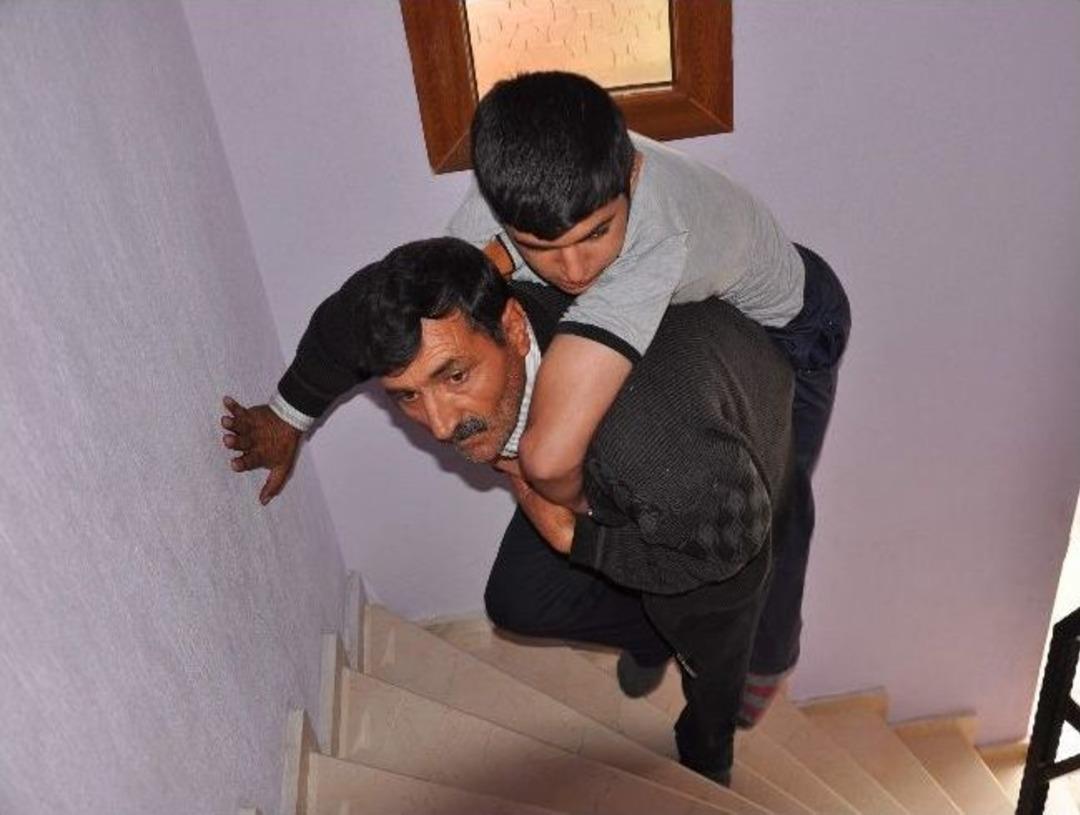 (&ouml;zel Haber) Engelli &Ccedil;ocuklarını Her G&uuml;n Sırtlarında Taşıyorlar