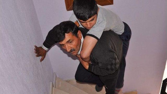 (özel Haber) Engelli Çocuklarını Her Gün Sırtlarında Taşıyorlar