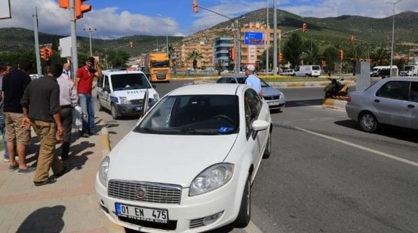 Sıkıştığı Ara&ccedil;tan İtfaiye Yardımıyla Kurtuldu