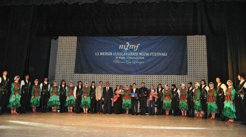 Devlet Halk Dansları Topluluğu İzleyenleri B&uuml;y&uuml;ledi