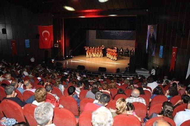 Devlet Halk Dansları Topluluğu İzleyenleri Büyüledi