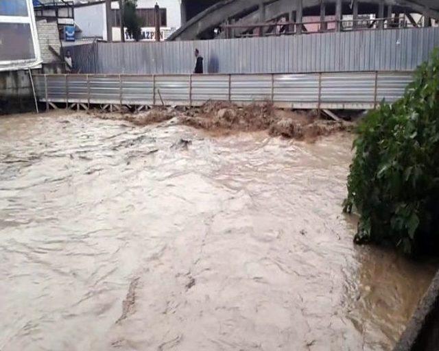 Sel Sularına Kapılmaktan Dakikalarla Kurtuldu 1
