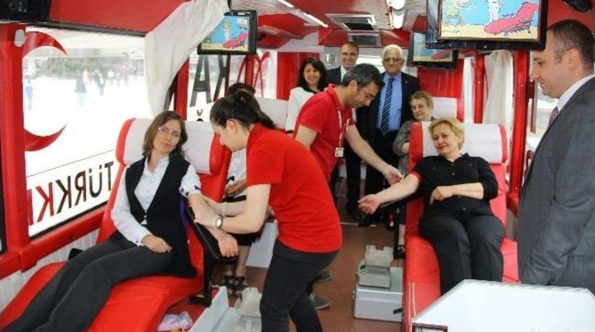 Ak Kadınlar Kan Veriyor