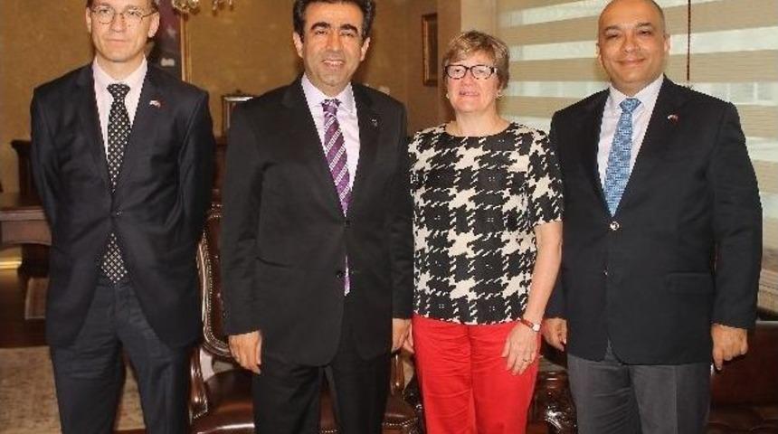 Vali G&uuml;zeloğlu, Finlandiya Heyetini Kabul Etti