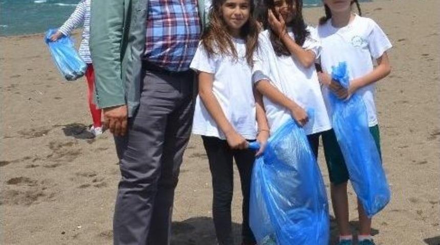 Dikili Sahillerini &Ccedil;ocuklar Fethetti