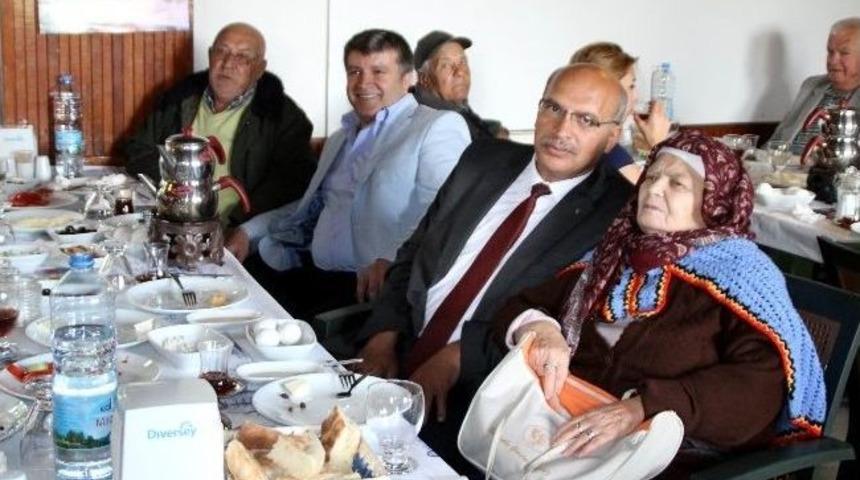 Gen&ccedil;ler Yaşlılar İle Bir Araya Geldi