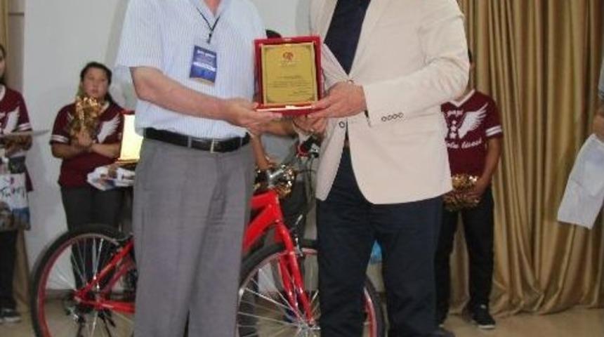 Başkan Tuna&rsquo;ya Gazi Anadolu Lisesi&rsquo;nden Plaket