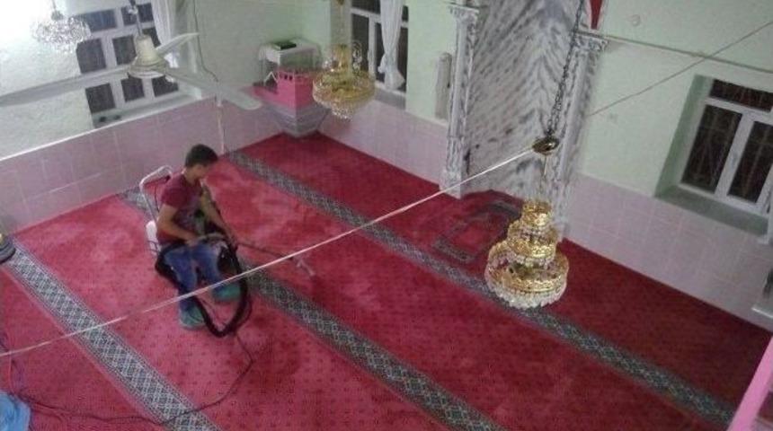 K&ouml;pr&uuml;başı'nda Camilerde Ramazan Temizliği