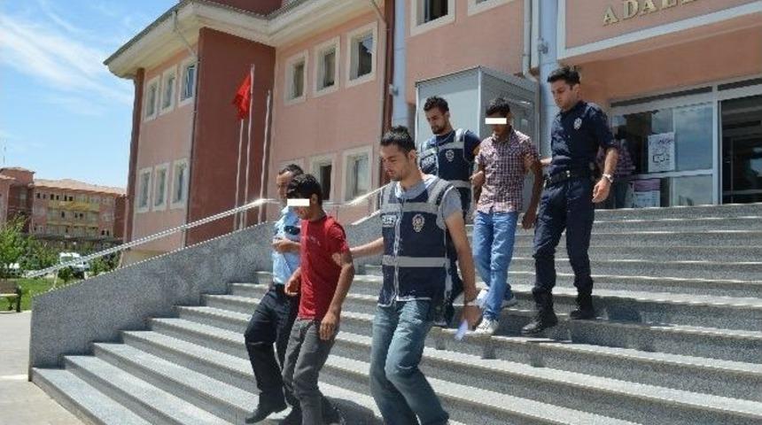 Hırsızlıktan Aranan Şahıslar Yakalandı