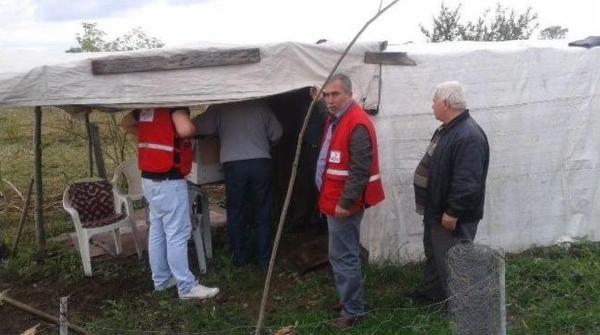 &Ccedil;adırevini Su Basan K&ouml;yl&uuml;ye Kızılay Yardım Etti