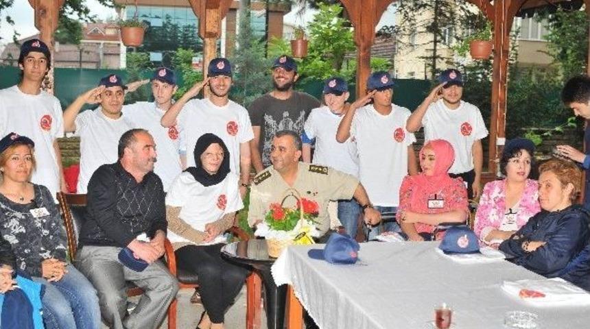 Biz B&uuml;y&uuml;k Bir Aileyiz Derneği &Uuml;yeleri Jandarmada