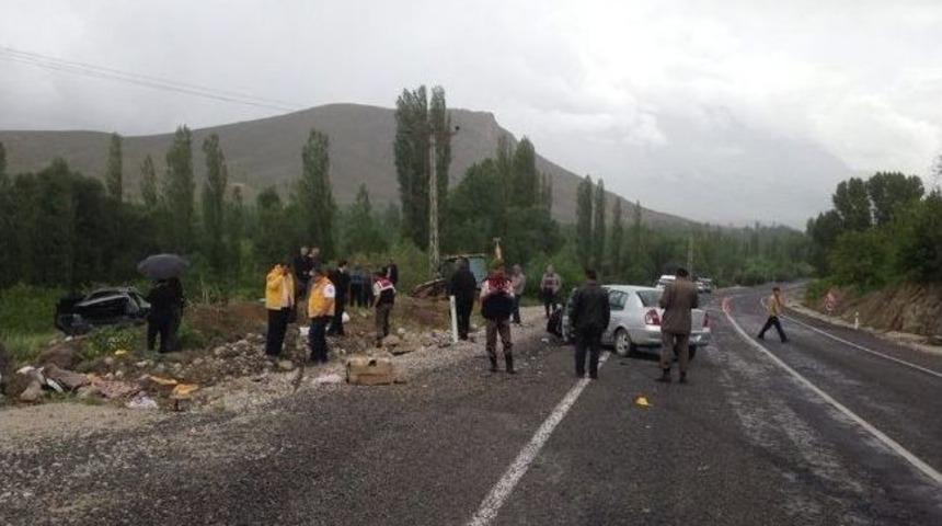 Niğde&rsquo;de 2 Otomobil &Ccedil;arpıştı: 2 &Ouml;l&uuml;, 3 Yaralı
