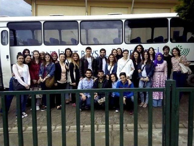 &Uuml;niversiteliler Gen&ccedil; Kardeşleri İ&ccedil;in Kitap Topladı 3