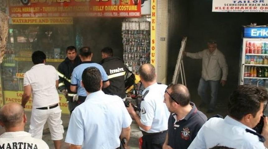 Marmaris Kapalı &Ccedil;arşı'da Yangın Paniği