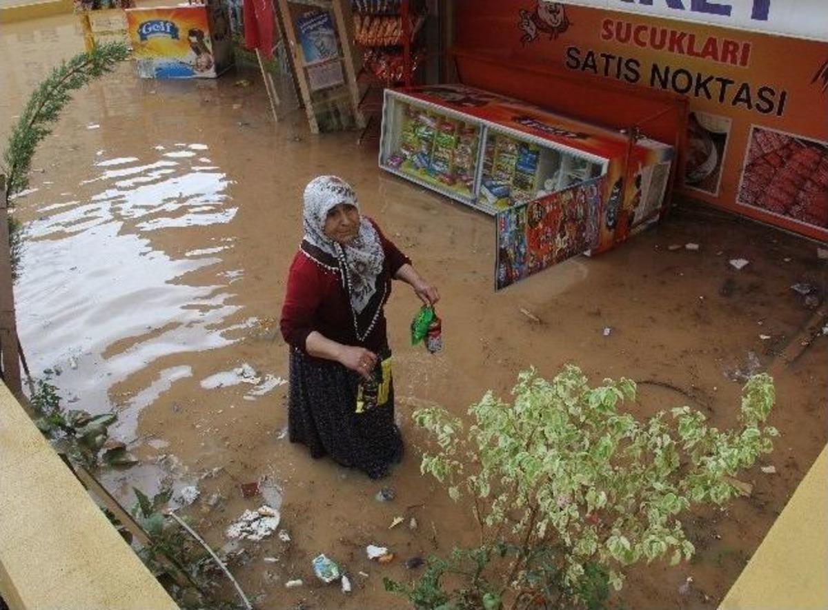 Oğlunun Marketini Su Basınca G&ouml;zyaşlarına Boğuldu