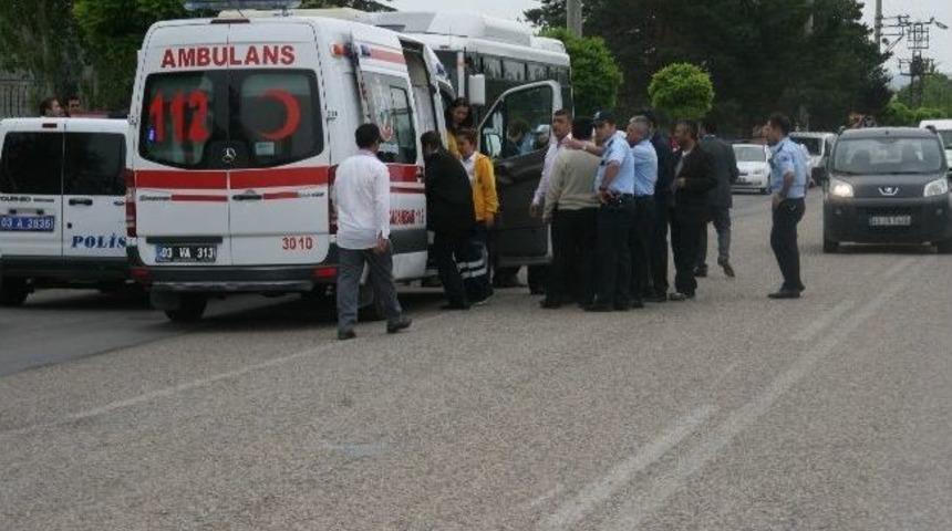 Afyonkarahisar&rsquo;da &Ouml;zel Halk Otob&uuml;s&uuml; Şof&ouml;r&uuml; Bı&ccedil;aklandı