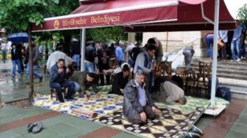 Yağmur, Cuma Namazlarını Engelleyemedi