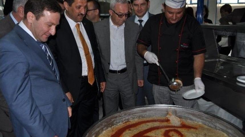Demirci&rsquo;de Mezun Olan &Ouml;ğrenciler Aileleriyle Aynı Masada Keşkek Yedi