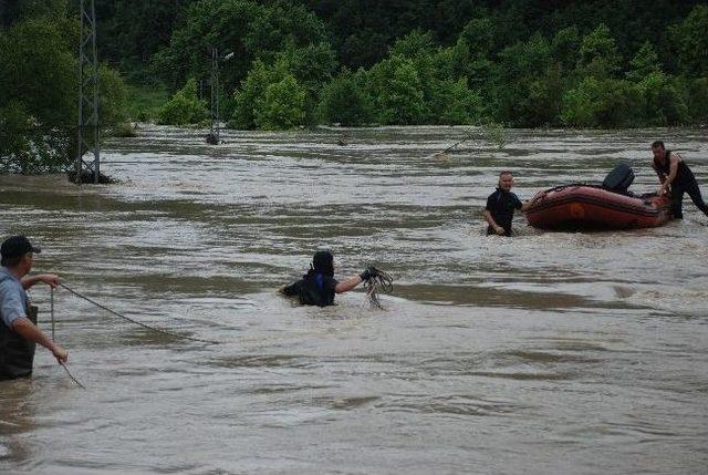 Sel Afetinde Mahsur Kalan Dokuz Kişi Kurtarıldı