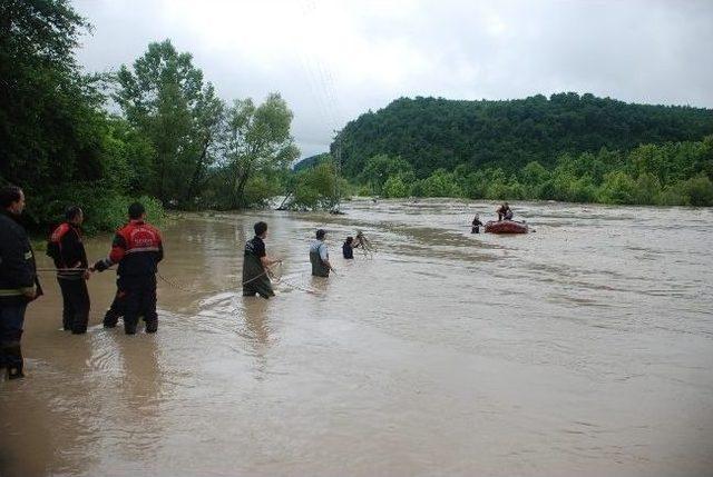 Sel Afetinde Mahsur Kalan Dokuz Kişi Kurtarıldı