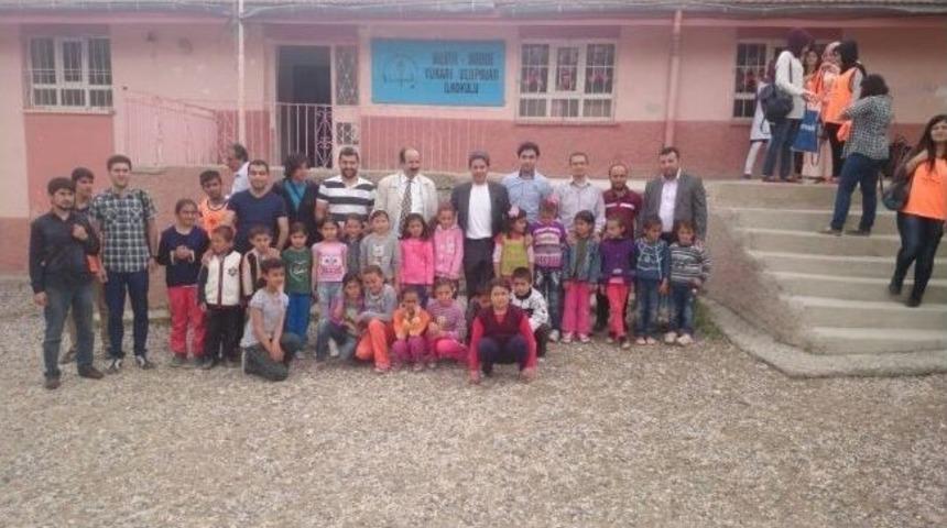 K&ouml;y Okulu &Ouml;ğrencilerine Kırtasiye Ve Kitap Yardımı Yapıldı