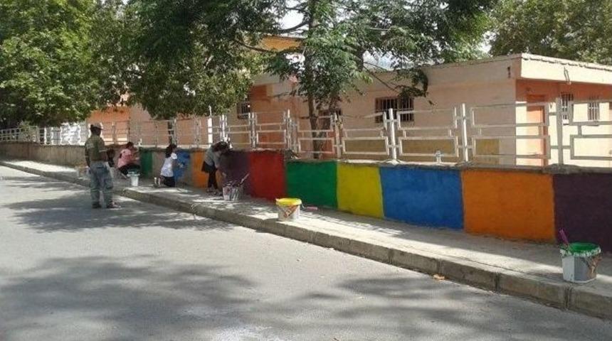 Mezitlili G&ouml;n&uuml;ll&uuml;ler Boya Yapıp, Peyzaj &Ccedil;alışmalarına Katılıyor