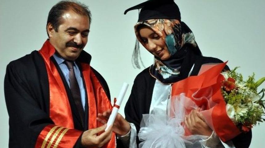 Er&uuml; İletişim Fak&uuml;ltesi'nde Mezuniyet Heyecanı