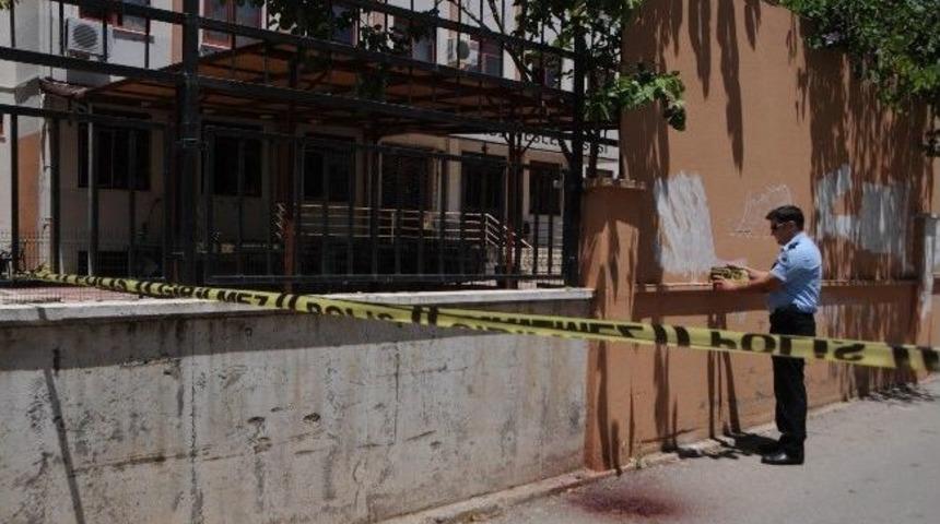 Duvardan Atlayan &Ouml;ğrencinin Kolu Demire Takıldı