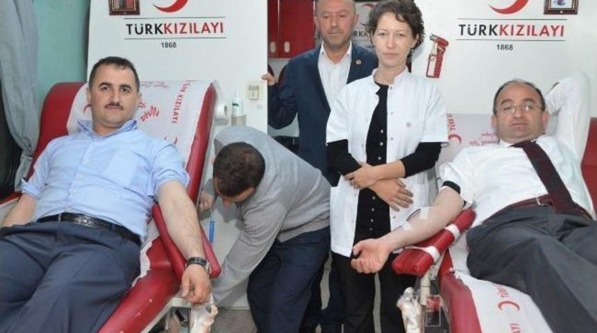 Başkan &Uuml;z&uuml;lmez, Kan Verdi