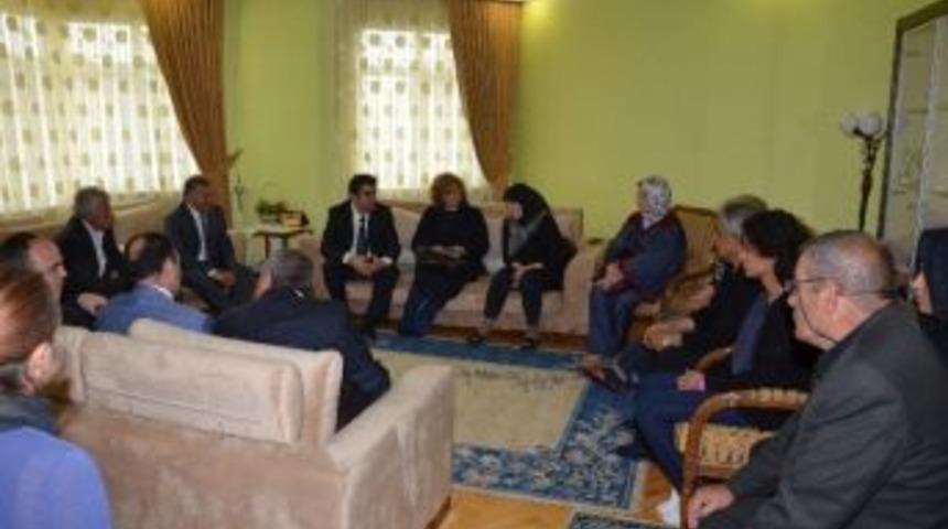 Vali D&uuml;zg&uuml;n, &Ouml;len &Ouml;ğretmenin Ailesine Taziye Ziyaretinde Bulundu
