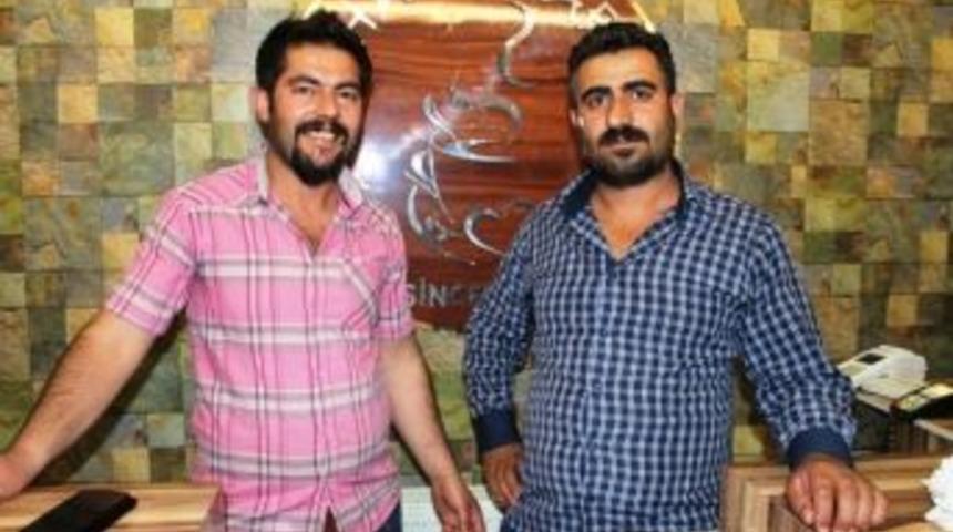 Vanlı D&uuml;ğ&uuml;n Sanat&ccedil;ıları Cuma G&uuml;n&uuml; D&uuml;ğ&uuml;nlerinin Kaldırılmasını İstediler