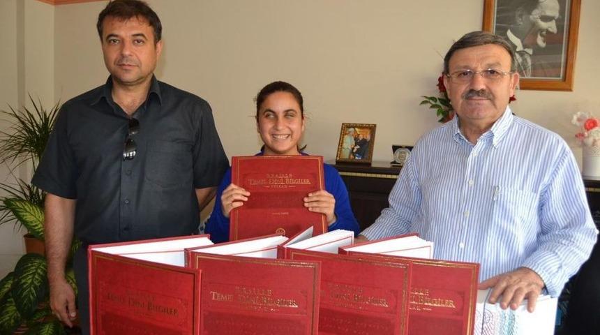 Diyanet İşleri Başkanlığı'ndan Görme Engelli Öğrenciye Özel Kitap Seti
