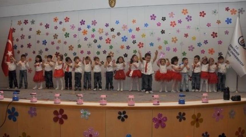 Esog&uuml;&rsquo;l&uuml; Minik &Ouml;ğrencilerin Mezuniyet Sevinci