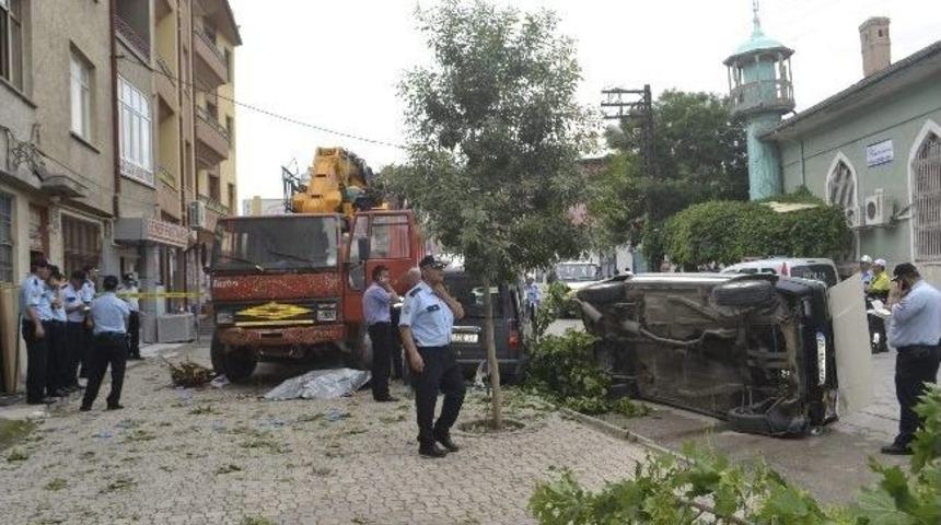 Kamyon Namaza Gidenlerin Arasına Daldı: 1 &Ouml;l&uuml;, 2 Yaralı