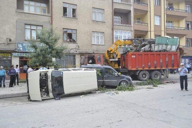 Kamyon Namaza Gidenlerin Arasına Daldı: 1 Ölü, 2 Yaralı