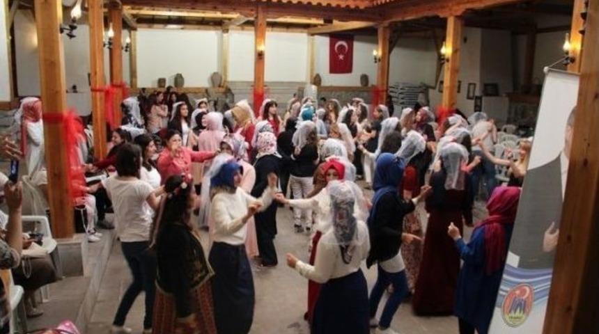 &Uuml;niversiteden Mezun Olunca Kına Yaktılar