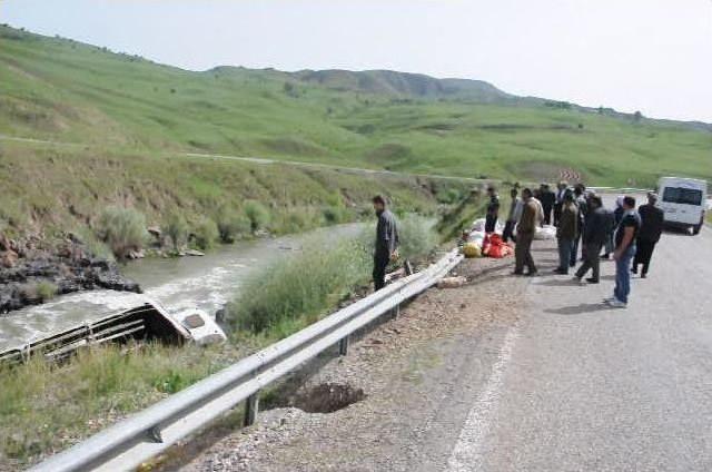 Devrilen Kamyonda 3 Kişi Yaralandı, 20 Koyun Telef Oldu