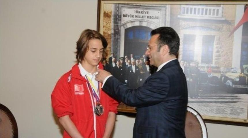 Vali Aksoy&rsquo;dan Samsun'un Kıvan&ccedil;&rsquo;ına Cumhuriyet Altını