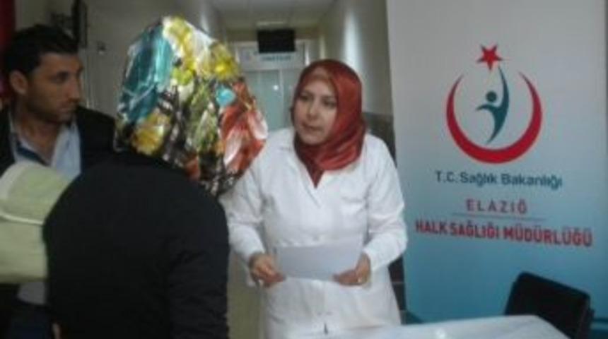 Aileler Fenilketon&uuml;ri Standında Bilgilendiriliyor