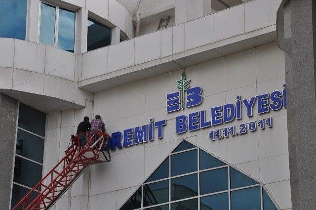 Edremit Belediyesi ‘ne T.c. Tabelası Takıldı