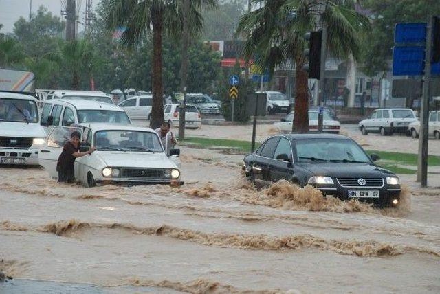 Sarıçam'da Evleri Su Bastı