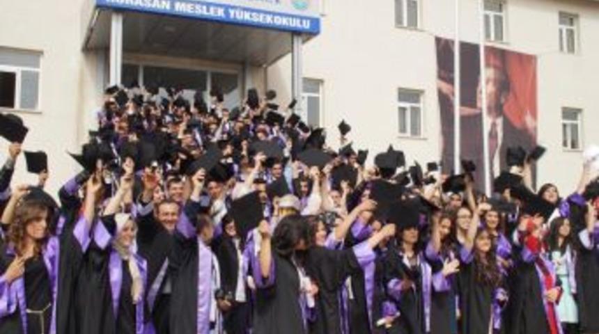 Horasan'da Mezuniyet Coşkusu