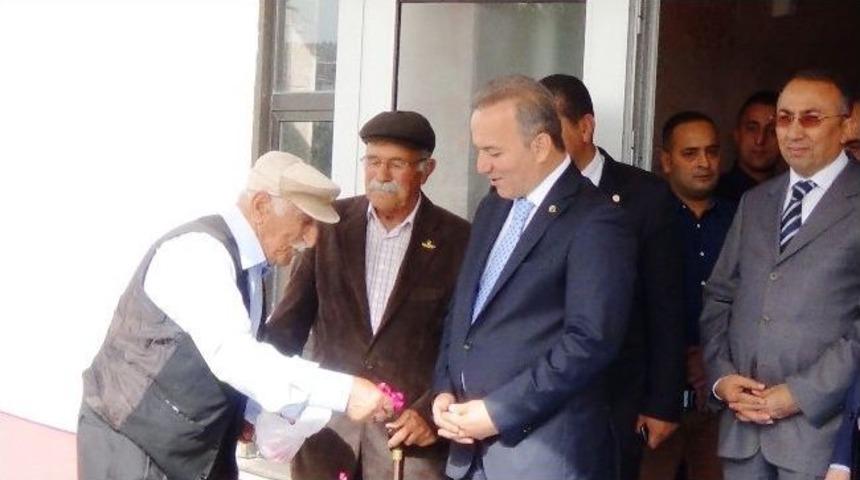 90 Yaşındaki Huzurevi Sakini Valiyi Yoluna G&uuml;ller D&ouml;kerek Uğurladı