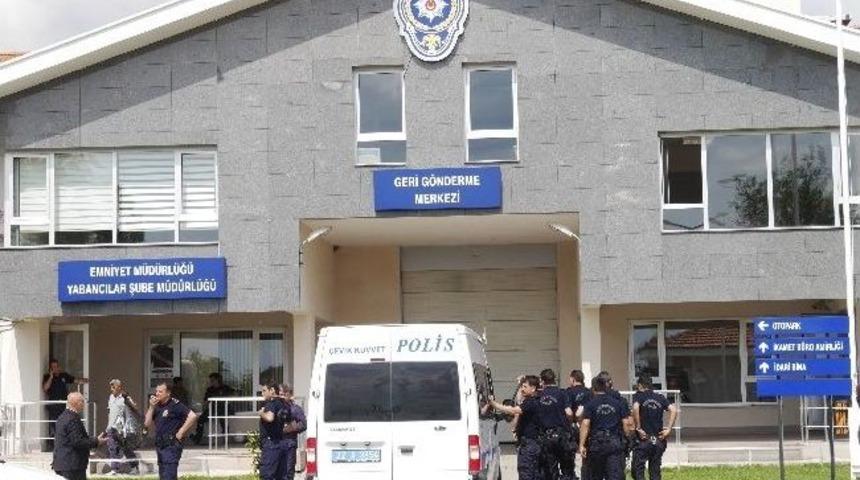 Yabancılar Şube M&uuml;d&uuml;rl&uuml;ğ&uuml;&rsquo;nde Ka&ccedil;aklar Arasında Arbede