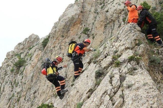 Uçurumda Mahsur Kalan 2 Koyuna 8 Kişilik Kurtarma