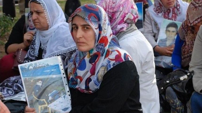 Bdp&rsquo;li Belediye Başkanından Oturma Eylemi Yapan Ailelere Ziyaret